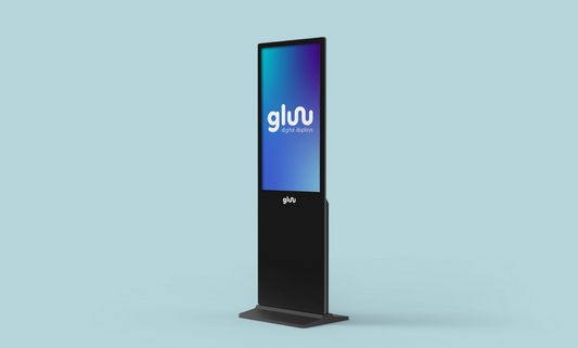 Digitale totem van GLUU Displays met het logo op het scherm