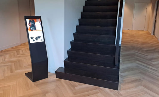 Digital L Stand Nova bij een klant, naast de trap
