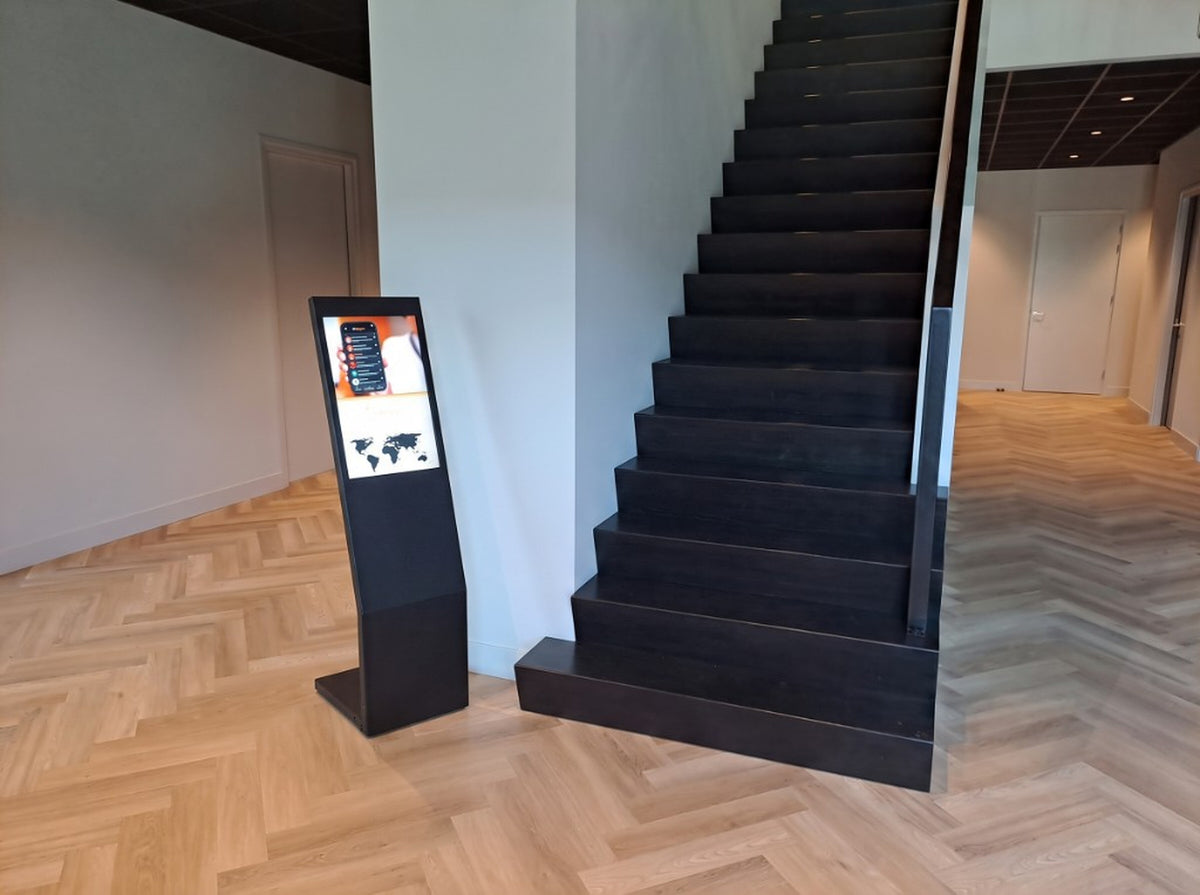 Digital L Stand Nova bij een klant, naast de trap